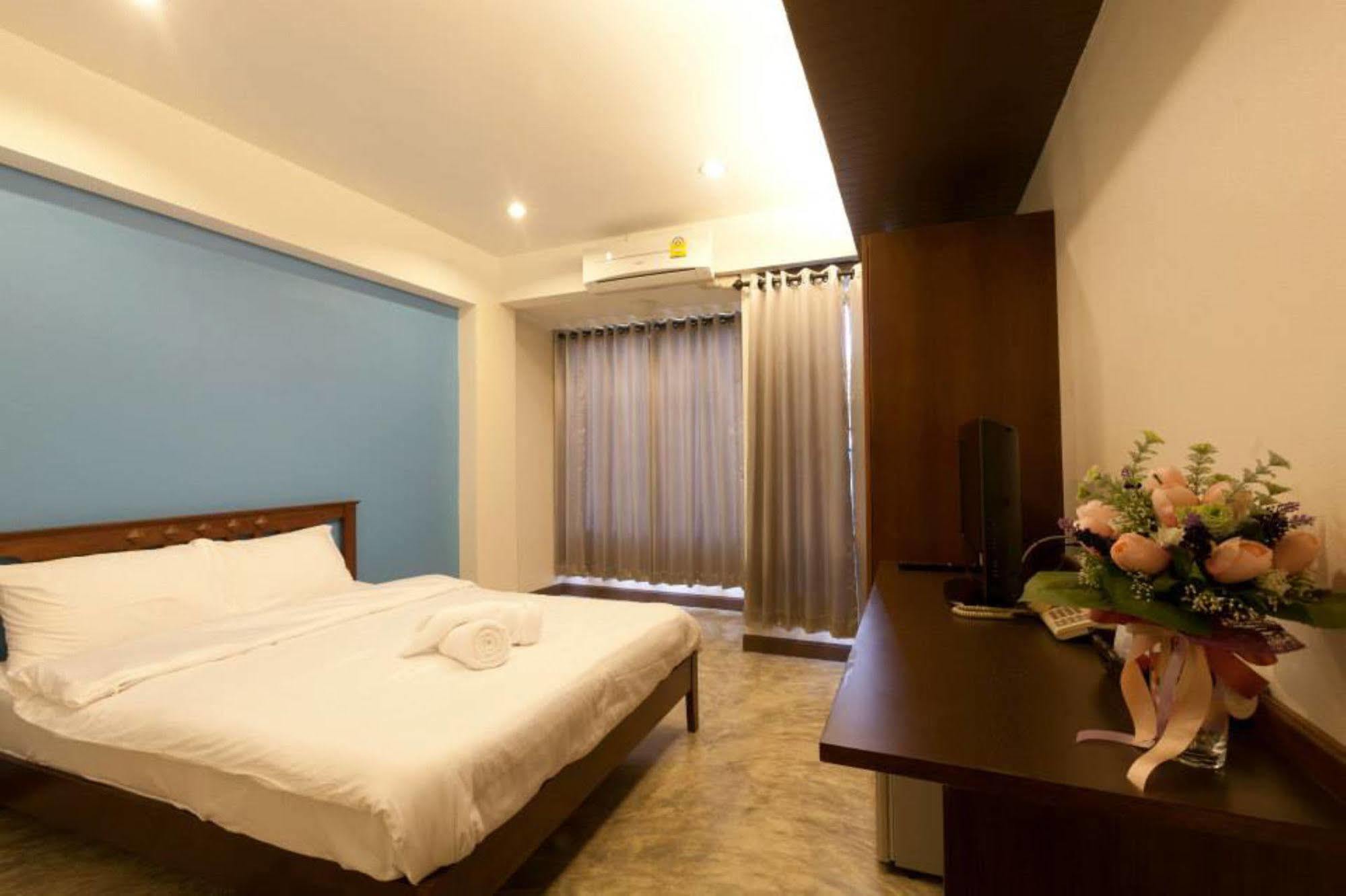 Hotel Oyo 233 Sunshine House à Chiang Mai Extérieur photo