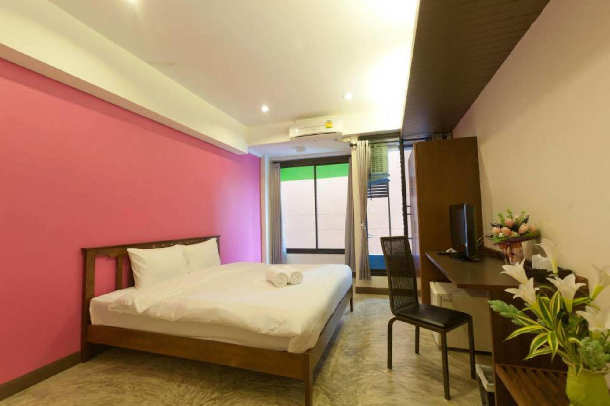 Hotel Oyo 233 Sunshine House à Chiang Mai Extérieur photo