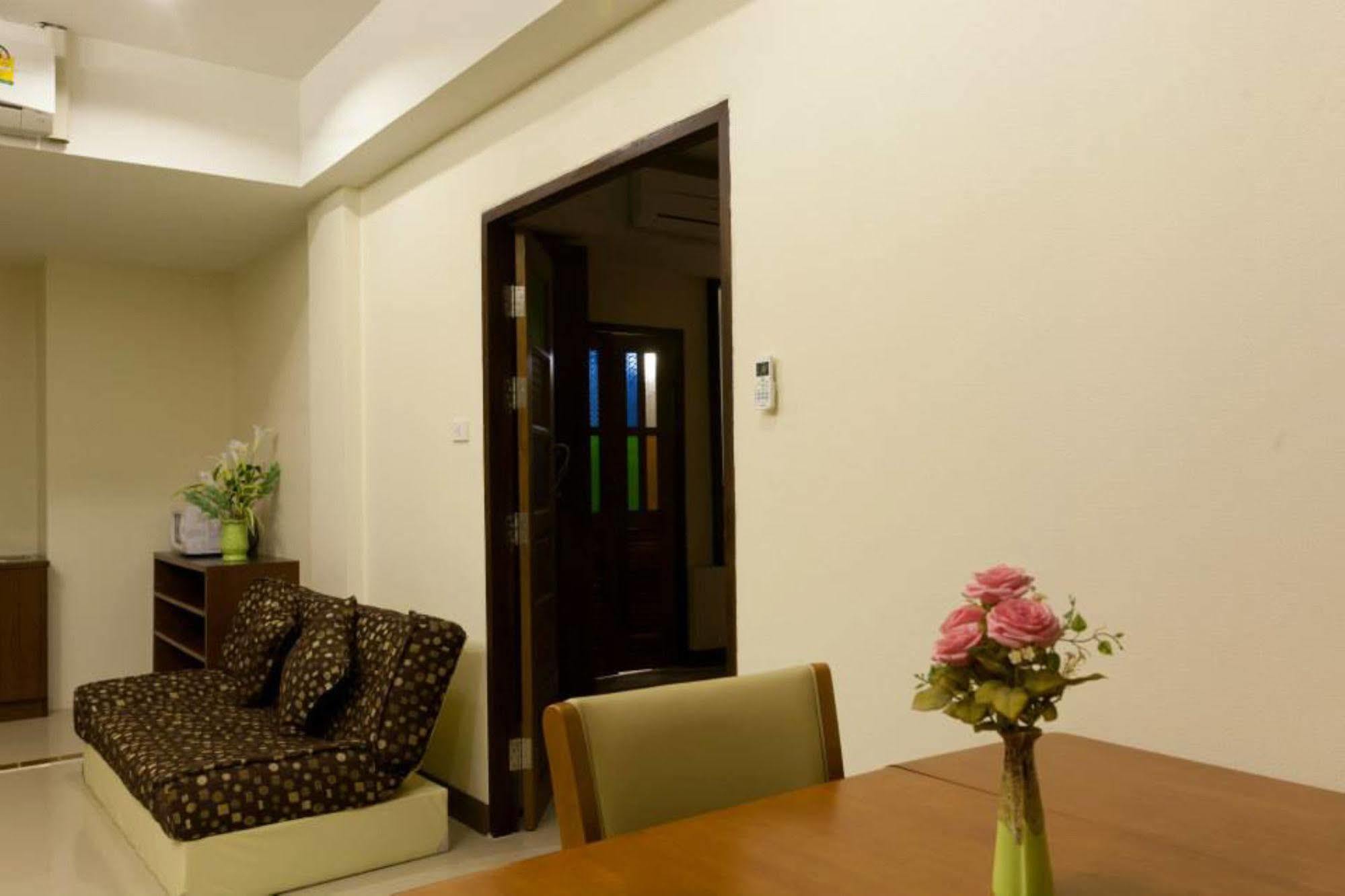 Hotel Oyo 233 Sunshine House à Chiang Mai Extérieur photo