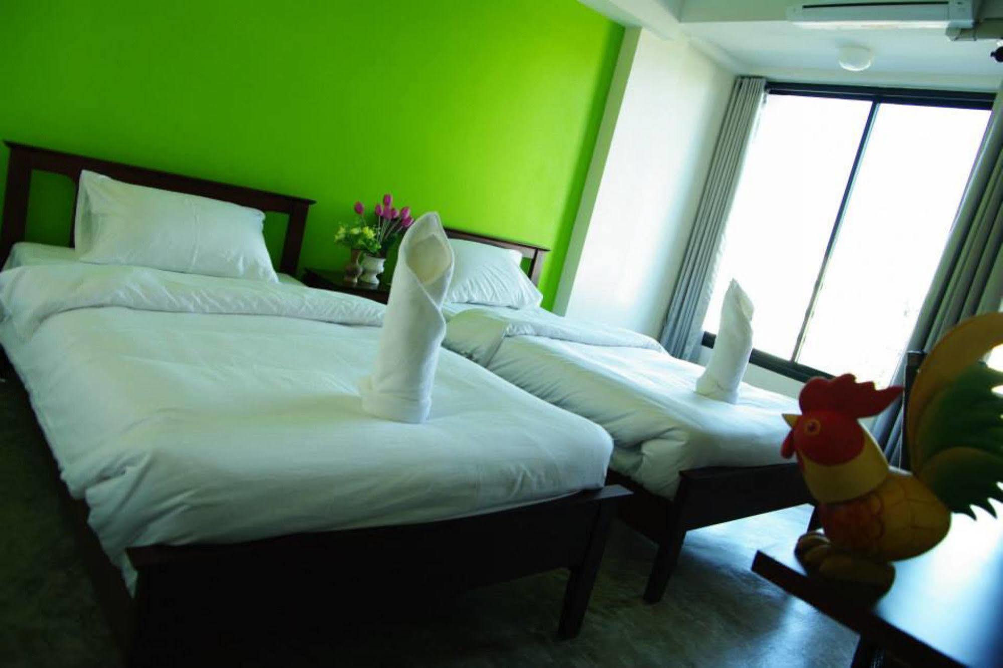 Hotel Oyo 233 Sunshine House à Chiang Mai Extérieur photo